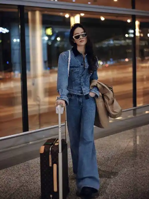 刘亦菲机场惊艳亮相,巴黎时装周的焦点,猫眼墨镜下的时尚女神!