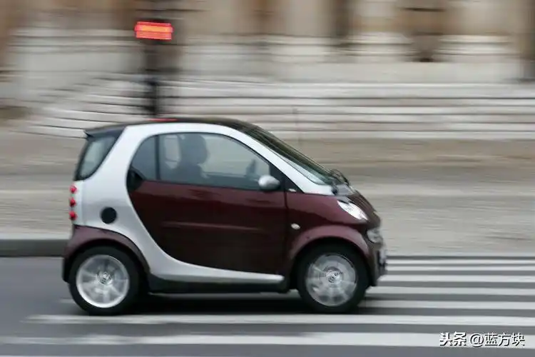 奔驰最小的车smart,与其把它说成是一辆车,不如称它为大玩具