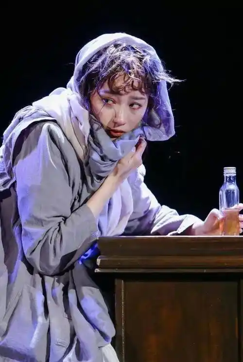 关晓彤爸爸发博为女儿感到自豪,赞女儿话剧《复活》演的很好_北电