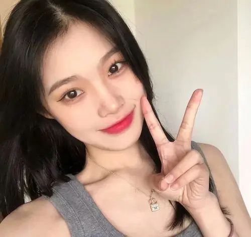 自卑又内敛,她是尘埃,风一吹,连痕迹也没有"可她是我心尖尖上的人