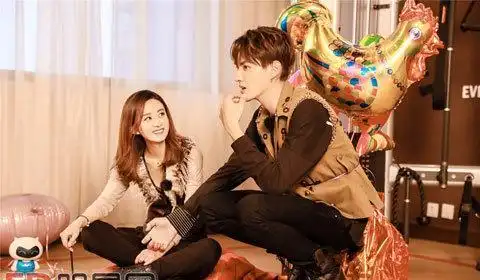 吴亦凡赵丽颖拥抱牵手咬耳朵,敢不敢再亲密点