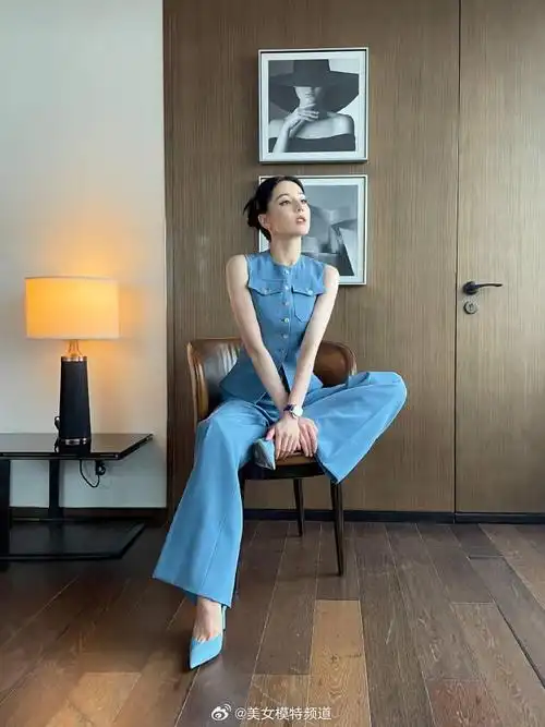 迪丽热巴穿蓝色套装秀身材 盘发造型侧颜线条优越