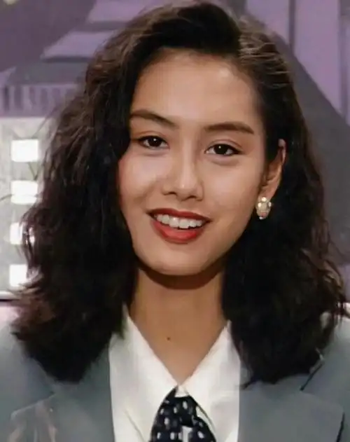 朱茵夫妇买花与人合影,她显年轻,老公黄贯中变样不敢认