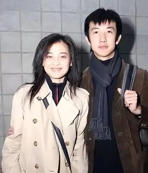 梅婷:婚后6年,拿400万养不熟一位"白眼狼",二婚嫁大11岁曾剑