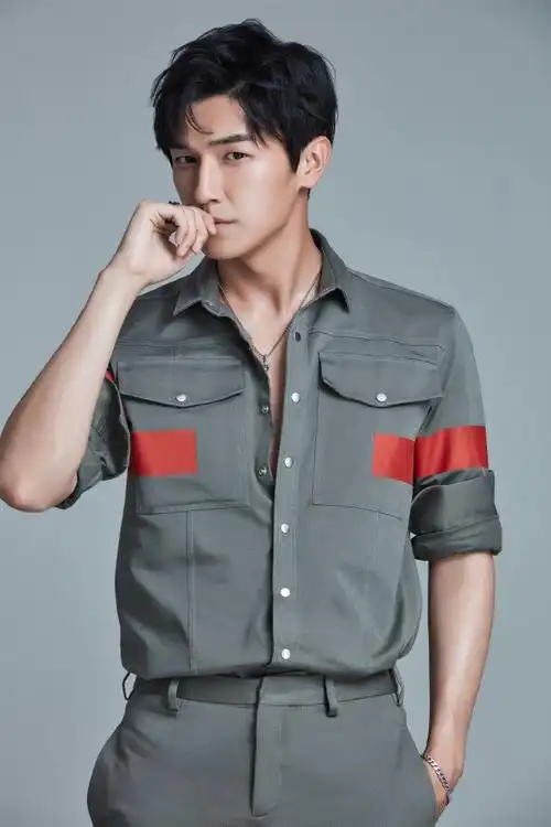 instyle大明星#杨旭文超话@杨旭文曝光一组最新写真,深灰色工装衬衫