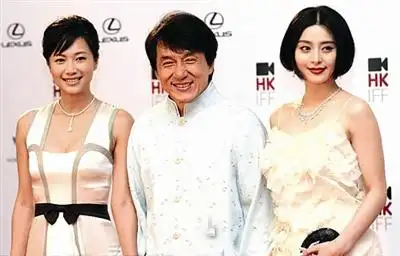 成龙(中),徐静蕾(左),范冰冰出席电影节开幕典礼