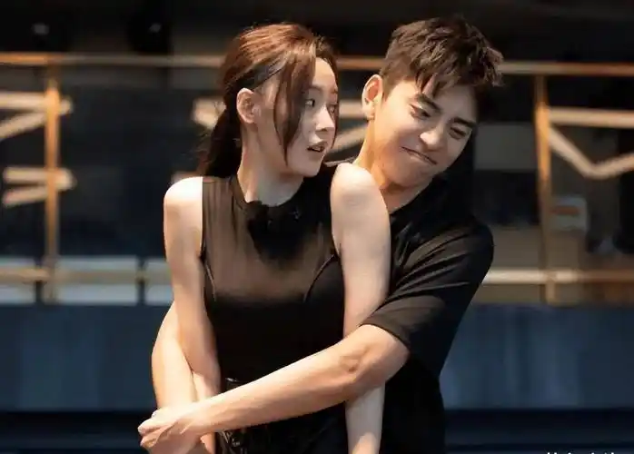 娱乐圈张天爱三狠,姐姐是勾引你的诱惑,还是带你走的特快列车_徐开