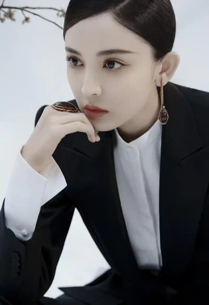 古力娜扎尝试中性风穿黑色西装英气逼人雕塑五官堪称完美