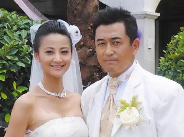 回顾王志飞张定涵:3天闪婚幸福至今,捐出礼金68万自己租房住?