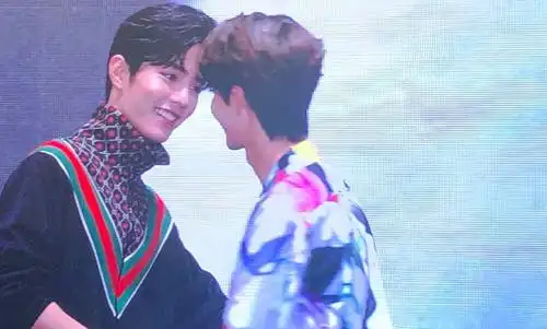 蜜汁角度肖战王一博泰国合体玩亲亲王一博现场生图颜值崩塌