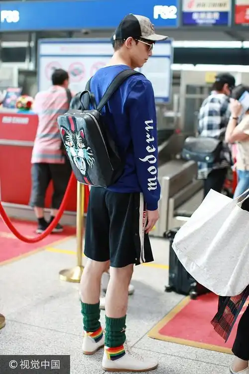 吴磊gucci卫衣 彩虹休闲鞋 帅气时髦