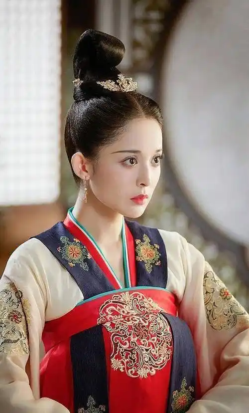 原创风起霓裳古力娜扎12个造型唐装都好漂亮就是表情太木讷了