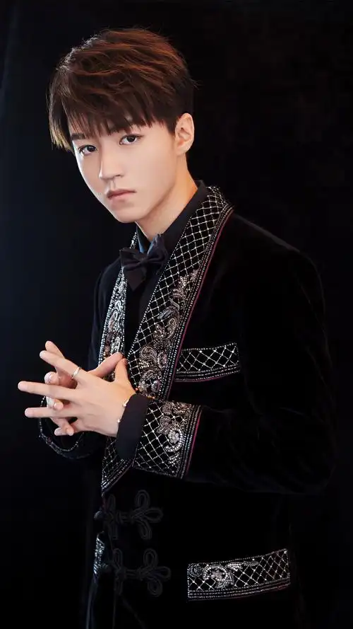 王俊凯黑色西服帅气写真高清手机壁纸 - tt98图片网