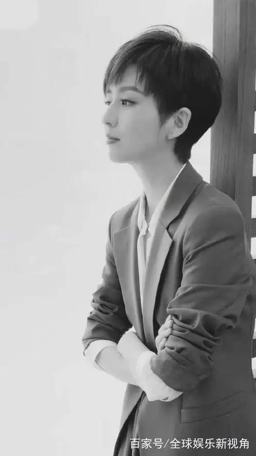 佟丽娅短发中性风格也非常酷,这组照片真的很有感觉,超喜欢