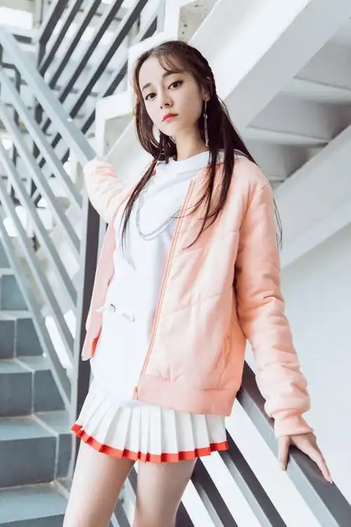 「最时尚」迪丽热巴的8款穿衣搭配,十分好看,穿搭的教科书模范