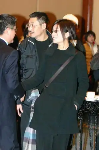 图文:梅艳芳追思会何平及赵薇入场