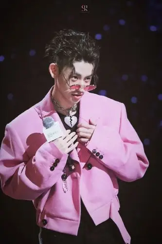 王琳凯穿粉色西装又甜又酷背头发型粉色鬓角超吸睛