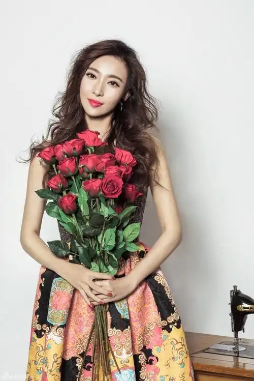 演员周知曝文艺大片 气质恬静笑容温暖