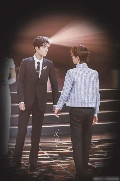 王一博肖战牵手,肖战王一博机场牵手-图片大观-奇异网