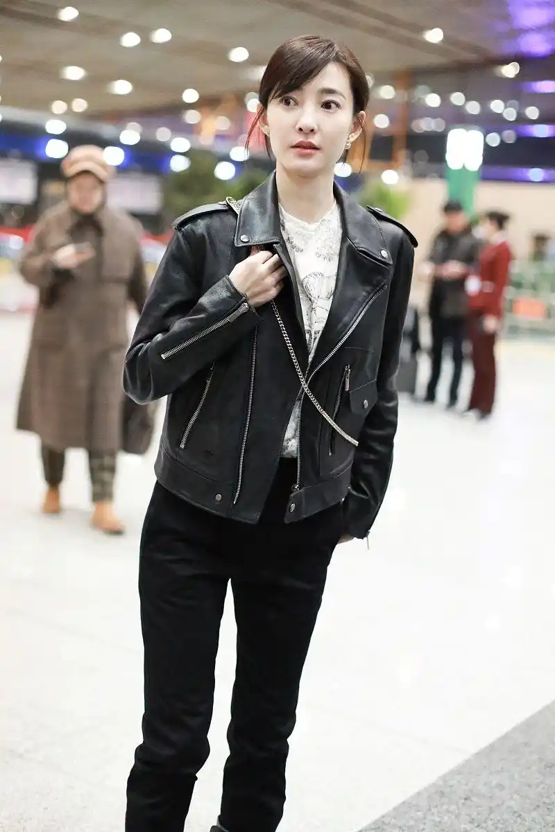 王丽坤深夜现身机场皮衣造型时尚不浮夸一路甜笑撩人实力满分