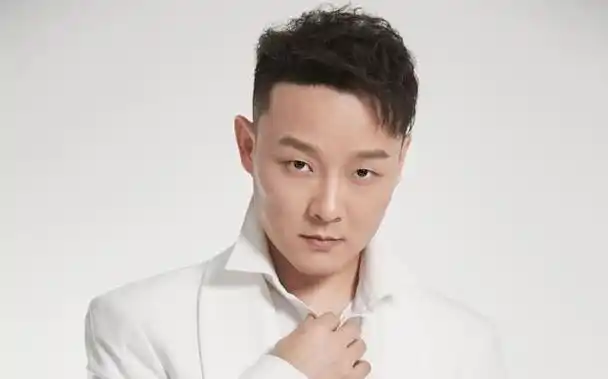 汪小敏,既是《花儿朵朵》也是《大地飞歌》的冠军得主,其实力自然不容