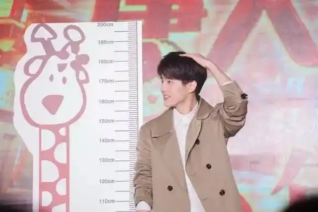 刘昊然脱鞋量身高,袜中内增高引瞩目,坚称183的他身高也作假?