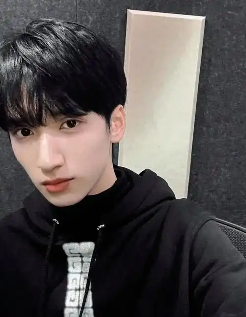 图高清无水印,tnt时代少年团严浩翔港风氛围感神图系列头像照片和壁纸