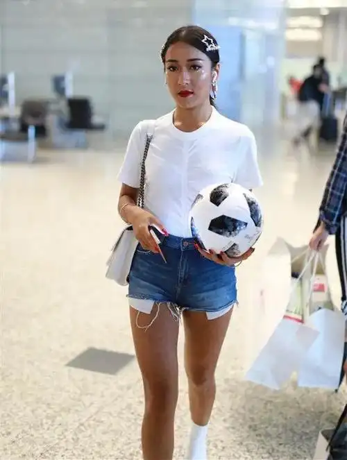 吉克隽逸凭什么秀身材穿短裙腿粗短腰肥厚但时尚感一直很强