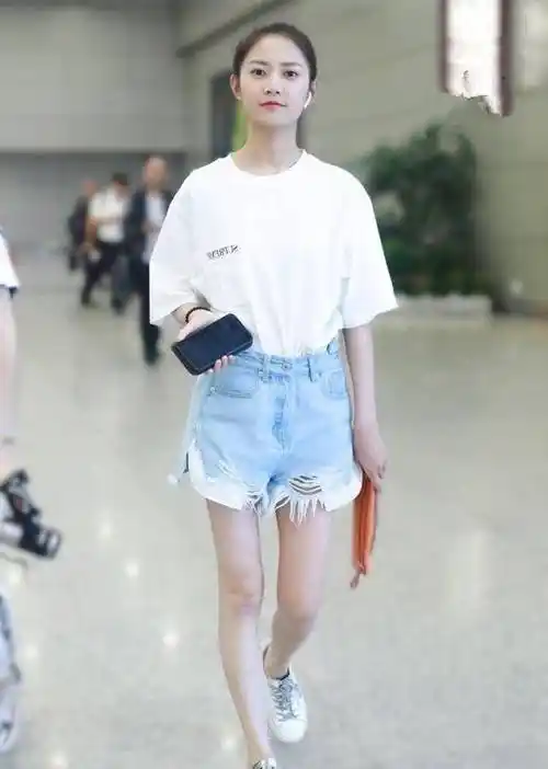 陈钰琪为秀腿热裤破得口袋都出来了但这可乐瓶腿型认真的