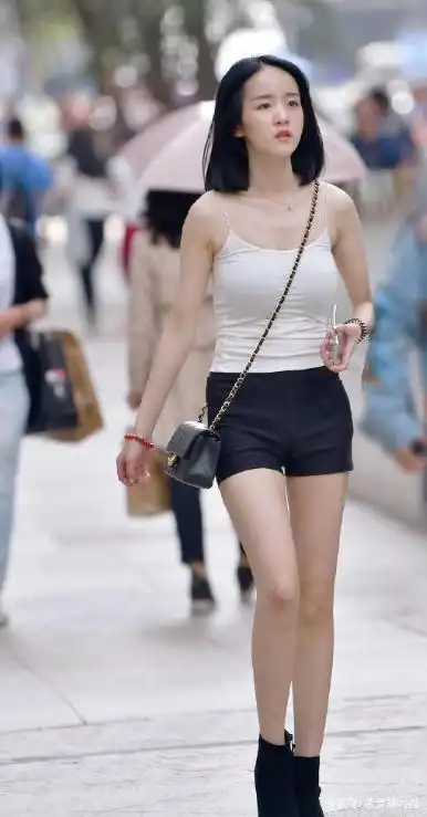 黑色超短裤配白色吊带背心,显瘦显腿长,你喜欢这个小姐姐吗?