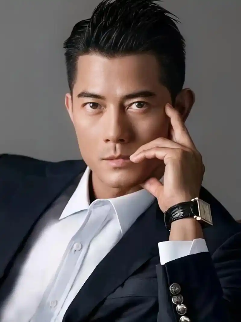 年轻时的郭富城五官长得很好看,浓眉大眼直鼻梁,肤色很白,脸上满满的