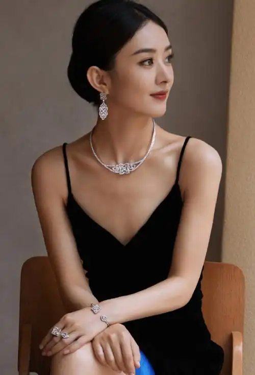 2006年,赵丽颖参加了《雅虎搜星》选秀活动,并获得了冯小刚组的冠军