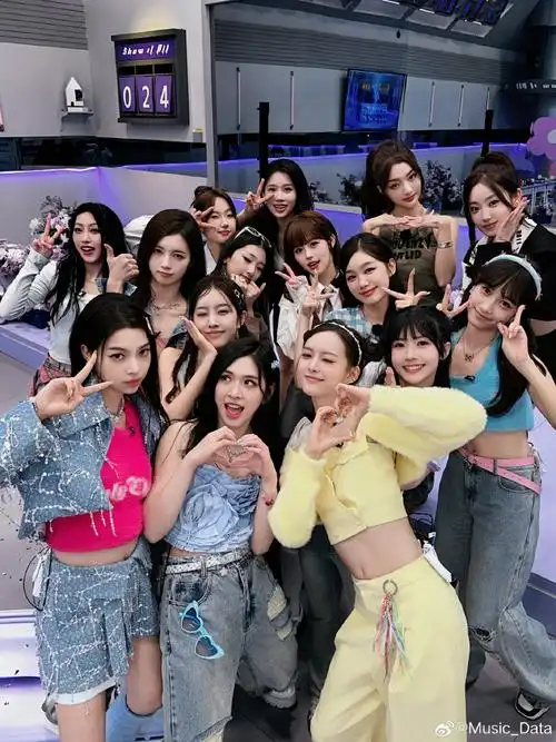 d女团和name组合美美贴贴的团建照,竟然是张艺兴拍的.