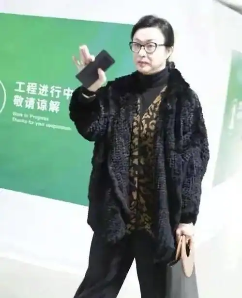 金星庆17周年纪念日素颜坑洼凹陷大方出镜但怎么看都是男人