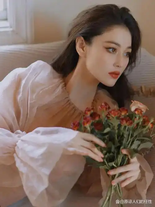 她在这组照片中饰演妲己这个角色,简直太惊艳了.