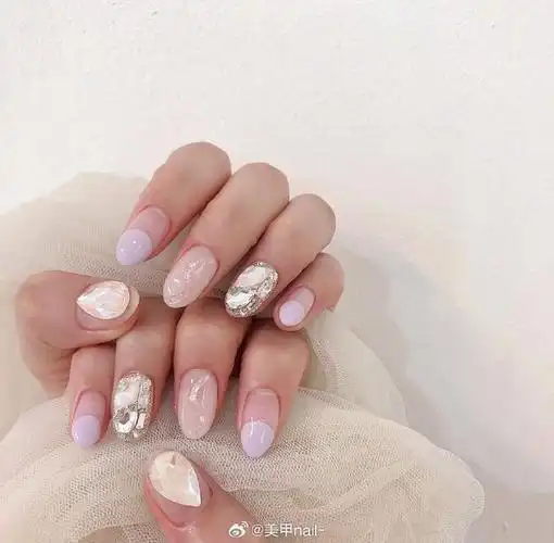 本期精选的美甲款式,不管你的肤色是偏黄还是偏黑,都能轻松显白两个度