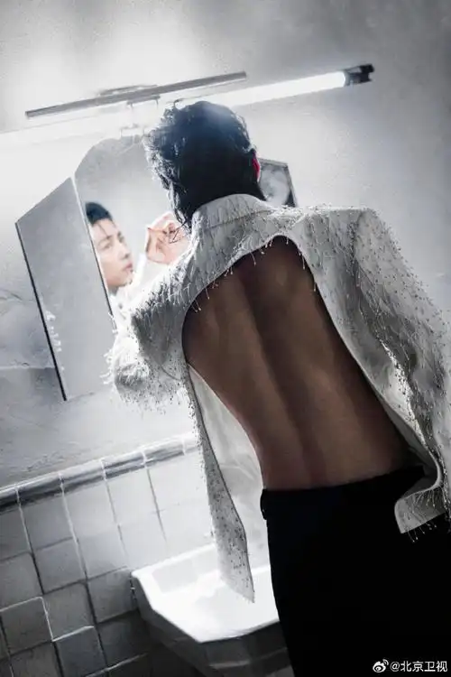 肖战写真好有型#@肖战工作室放出@x玖少年团肖战daytoy最新写真,肌肉