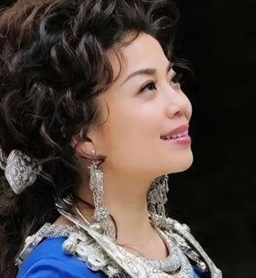 55岁民歌皇后张也:单身22年无婚无子,与男闺蜜相伴21年却不结婚