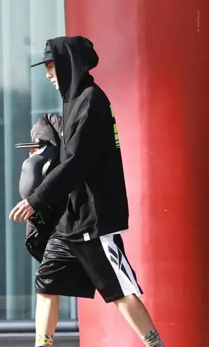 小鬼王嘉尔的休闲运动裤不运动也能cool