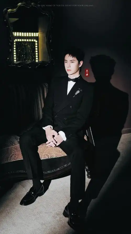 向全世界安利王一博#wyb#王一博酷盖#黑色西装搭配领结,胸针璀璨星光