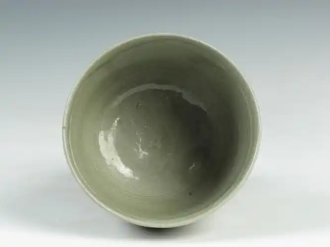 北宋越窑青瓷刻花朵云纹瓷器杯子