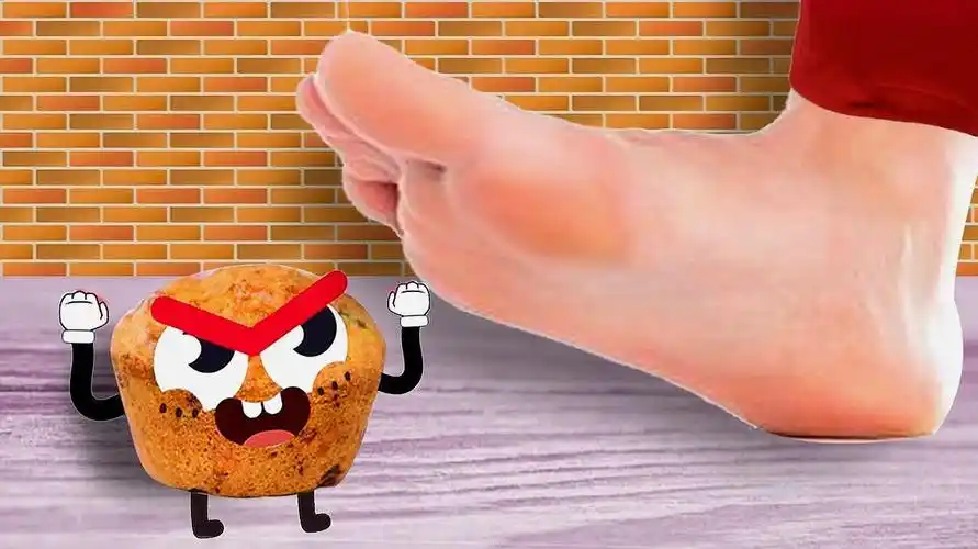 给食物配上熟悉的表情,可怜的杯形蛋糕,被脚踩碎了-美食视频-搜狐视频