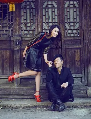 林申李沁复古写真甜蜜牵手游走古镇