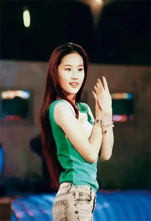 刘亦菲15岁快本照片曝光:那些年,我们一起追过的"神仙姐姐"