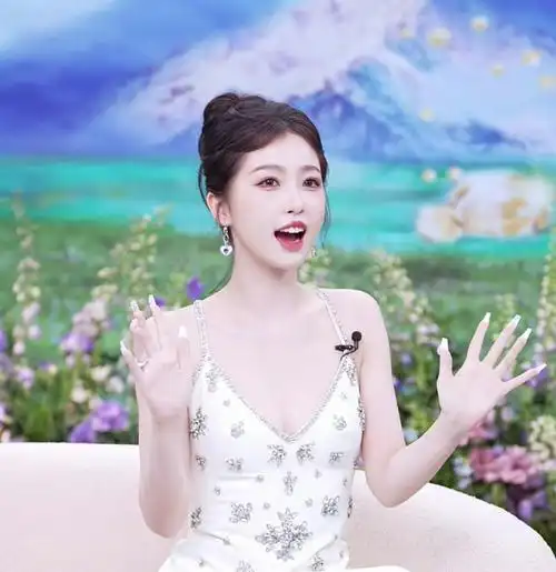 虞书欣胎毛刘海##虞书欣白色闪钻吊带裙