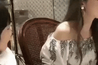 搞笑gif:妹子,你自己种的草莓回去怎么和男朋友解释呢?