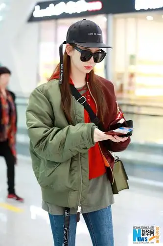 戚薇机场街拍曝光拼接飞行员夹克成潮流示范