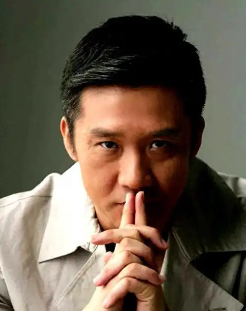 回顾黄志忠:抛弃13年的原配,如今54岁仍单身,想儿子想得睡不着