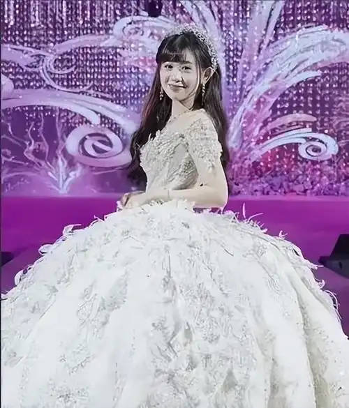 谢霆锋现身干女儿婚礼!当众与百亿富豪坐台阶上,已荣升为股东