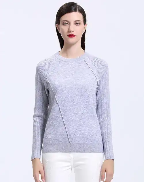 浅蓝灰色舒适圆领长袖针织衫